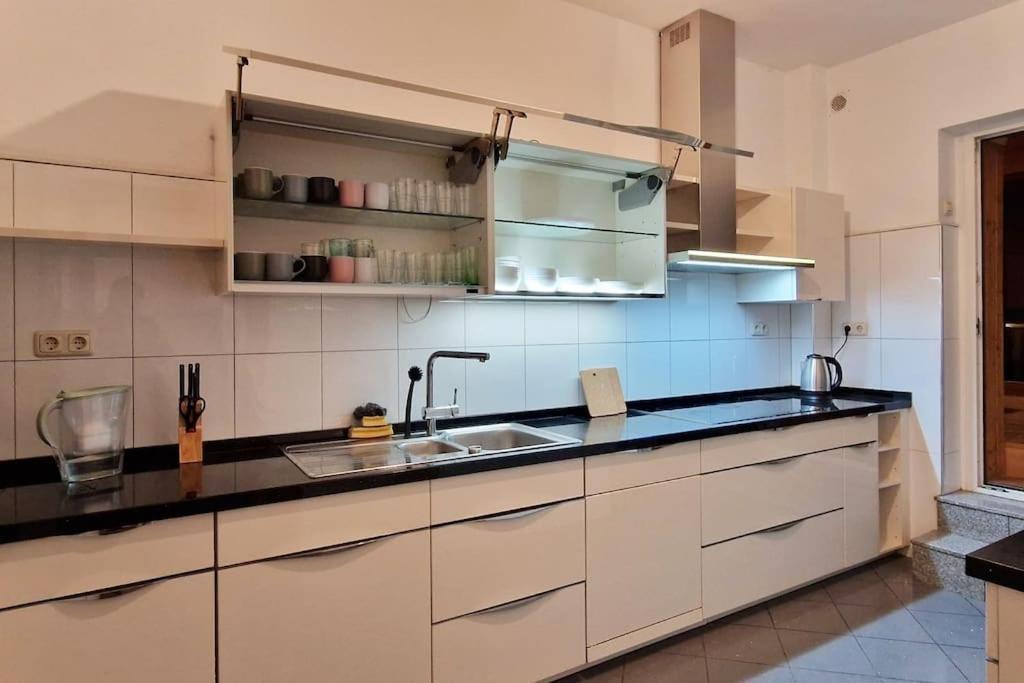 Apartment Grosse, Geraeumige Fuer Bis Zu 14 Personen! Leipzig